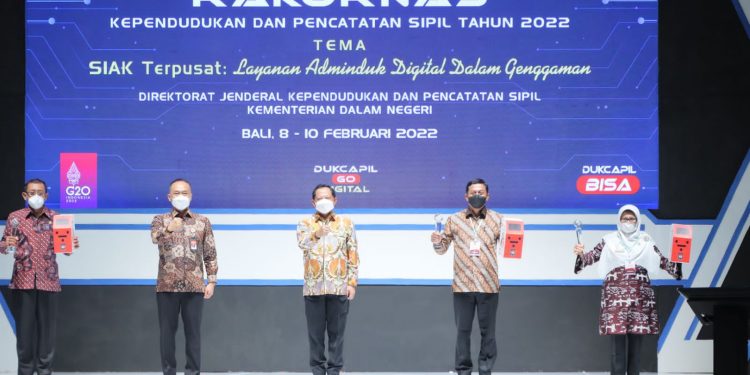 Mendagri Serahkan Penghargaan kepada 9 Kepala Dinas Dukcapil Terbaik