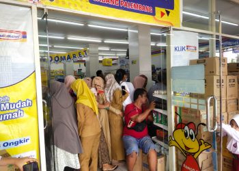 Demi Minyak Goreng Ibu-Ibu di Kabupaten Merangin Rela Antri Berdesakan
