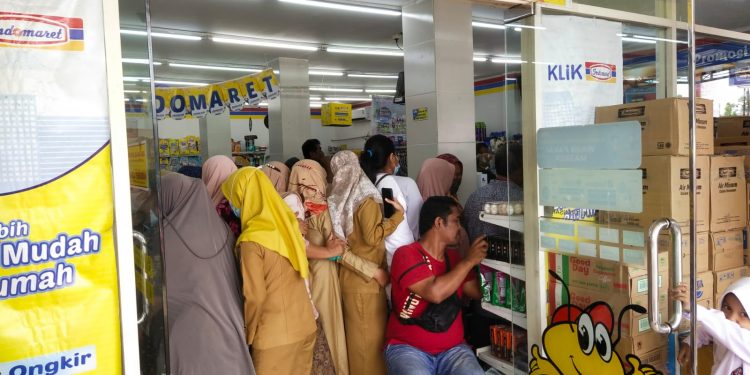 Demi Minyak Goreng Ibu-Ibu di Kabupaten Merangin Rela Antri Berdesakan