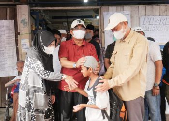 Kebakaran di Parit 1 Kuala Tungkal, Bupati Anwar Sadat Serahkan Bantuan Pada Korban