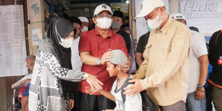 Kebakaran di Parit 1 Kuala Tungkal, Bupati Anwar Sadat Serahkan Bantuan Pada Korban