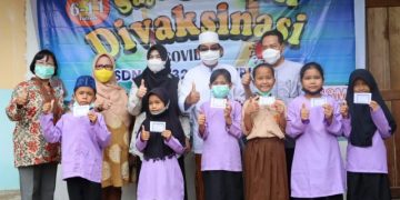 Anwar Sadat Tinjau Kegiatan Vaksinasi Anak di Desa Kampung Baru, Batang Asam