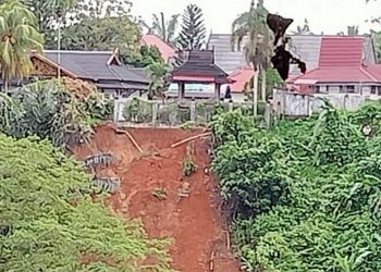 Lahan Longsor Tergerus Air Sungai, Sebagian Rumah Dinas Bupati Merangin Nyaris Hanyut