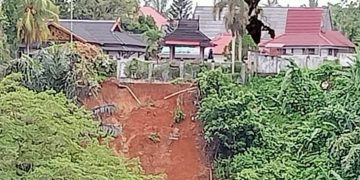 Lahan Longsor Tergerus Air Sungai, Sebagian Rumah Dinas Bupati Merangin Nyaris Hanyut