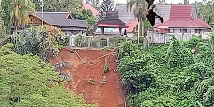 Lahan Longsor Tergerus Air Sungai, Sebagian Rumah Dinas Bupati Merangin Nyaris Hanyut