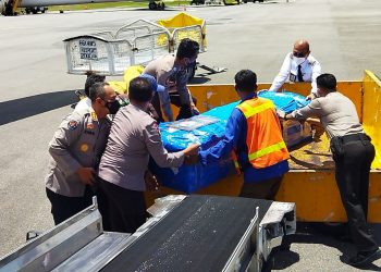 Lakukan Prosesi Penghormatan, 8 Korban Penembakan KKB Diserahkan ke Keluarga