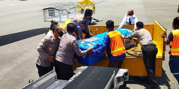 Lakukan Prosesi Penghormatan, 8 Korban Penembakan KKB Diserahkan ke Keluarga