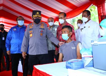 Tinjau Vaksinasi Booster, Kapolri: Buruh Harus Dalam Kondisi Optimal dan Sehat Hadapi Omicron