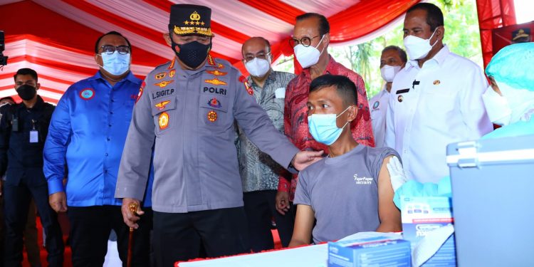 Tinjau Vaksinasi Booster, Kapolri: Buruh Harus Dalam Kondisi Optimal dan Sehat Hadapi Omicron