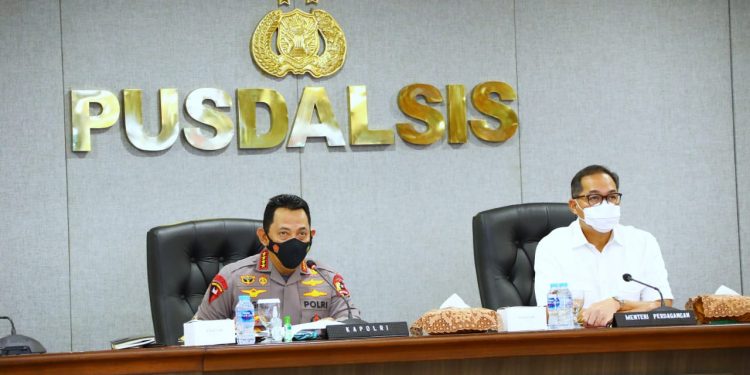 Kapolri Instruksikan Kapolda  Pastikan Minyak Goreng Tersedia di Pasar Tradisional dan Modern