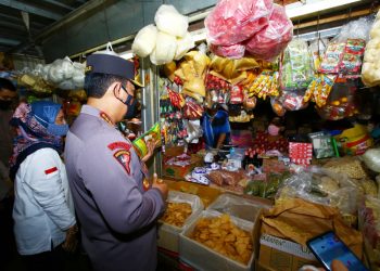 Kapolri Turun Langsung ke Pasar Pastikan Stok Minyak Goreng Untuk Warga Aman