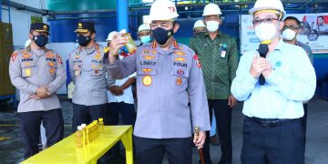 Tinjau Pabrik Minyak Goreng di Bali, Kapolri Pastikan Stok dan Harga Sesuai HET Dipasaran