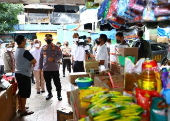 Tinjau Pasar Minggu, Kapolri Pastikan Stok Minyak Curah untuk Warga Aman