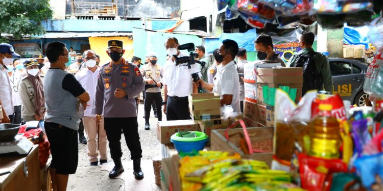 Tinjau Pasar Minggu, Kapolri Pastikan Stok Minyak Curah untuk Warga Aman