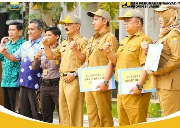 Kadis PUPR Provinsi Jambi Berikan Penghargaan untuk Pegawainya