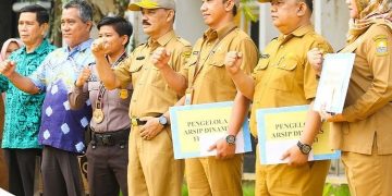 Kadis PUPR Provinsi Jambi Berikan Penghargaan untuk Pegawainya