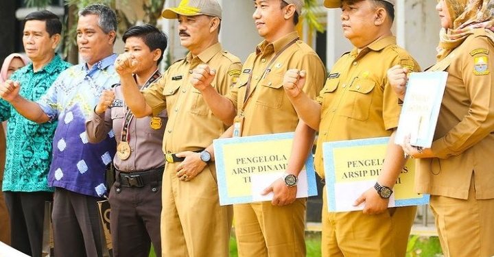 Kadis PUPR Provinsi Jambi Berikan Penghargaan untuk Pegawainya