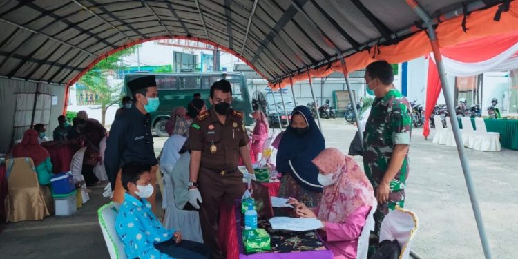 Sekda Hadiri Vaksinasi Massal di Kejari Batanghari