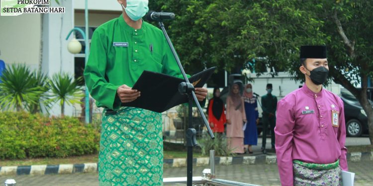 Sekda M Azan Pembina Upacara HUT Provinsi Jambi ke 65