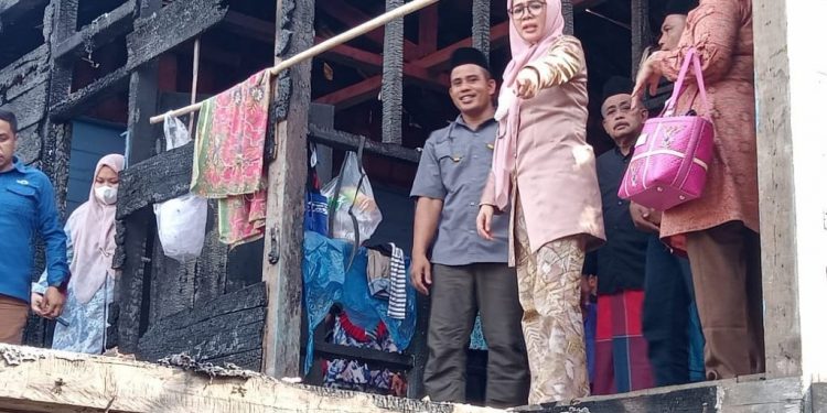 Tinjau Rumah Korban Kebakaran, Zulva Fadhil: Semoga Bantuan Ini Dapat Bermanfaat