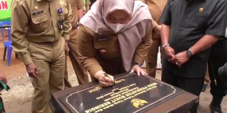 Bupati Masnah Resmikan Desa Persiapan Bukit Beringin