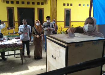 Bupati Masnah Tinjau dan Berikan Hak Suara Pilkades Tahun 2022