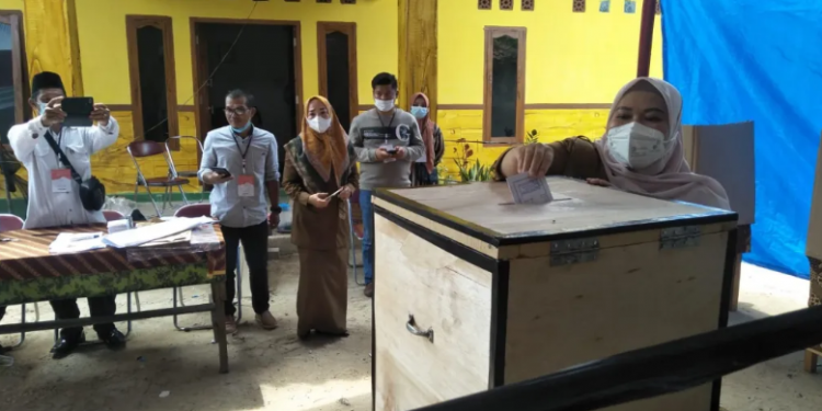 Bupati Masnah Tinjau dan Berikan Hak Suara Pilkades Tahun 2022