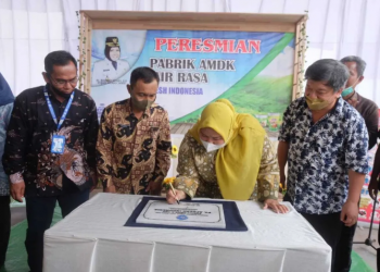 Bupati Masnah Resmikan Air Minum Dalam Kemasan