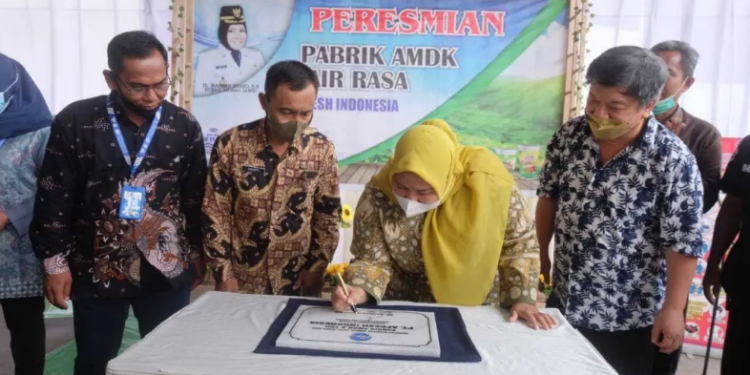 Bupati Masnah Resmikan Air Minum Dalam Kemasan