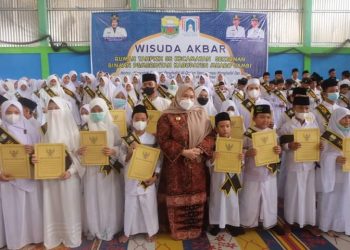 Bupati Masnah Hadiri Wisuda Hafidz Quran se-Kecamatan Sekernan