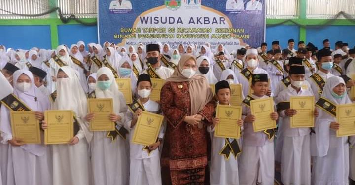 Bupati Masnah Hadiri Wisuda Hafidz Quran se-Kecamatan Sekernan