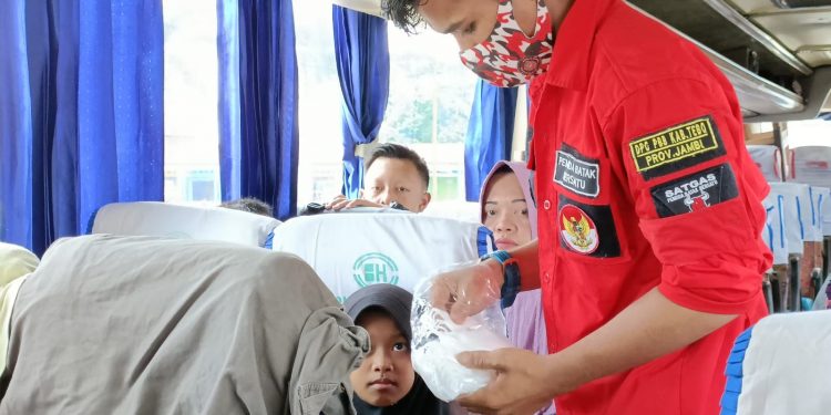 Turun ke Terminal, PBB Tebo Ajak Calon Pemudik Lakukan Vaksinasi Booster dan Perketat Prokes