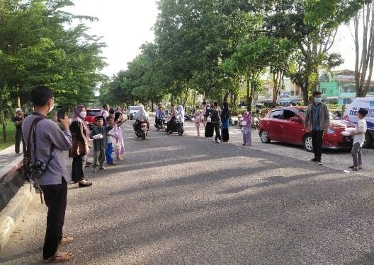 Siswa Siswi SD IT Permata Hati Merangin Bagikan 1.000 Takjil Berbuka Puasa