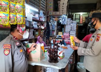 Sat Binmas Polres Merangin Cek Ketersediaan Minyak Goreng dan Sembako di Toko dan Pasar