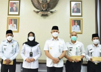 Wali Kota Jambi Serahkan Hadiah Bagi Kecamatan dan Kelurahan Peraih Realisasi PBB Tertinggi