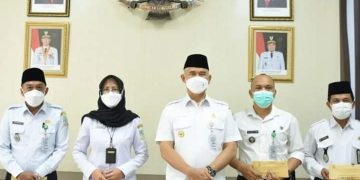 Wali Kota Jambi Serahkan Hadiah Bagi Kecamatan dan Kelurahan Peraih Realisasi PBB Tertinggi