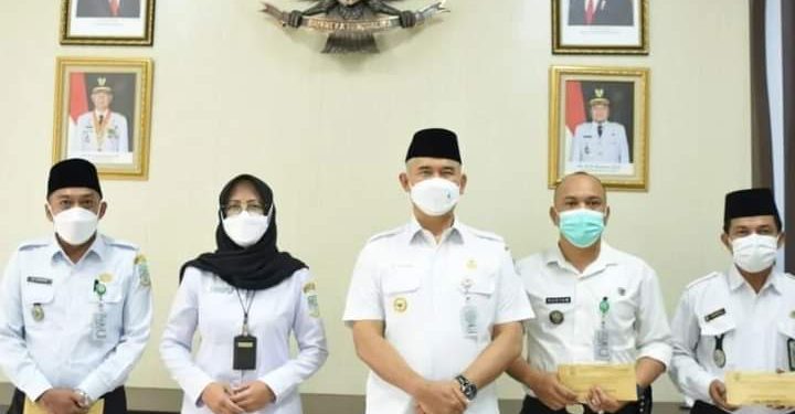 Wali Kota Jambi Serahkan Hadiah Bagi Kecamatan dan Kelurahan Peraih Realisasi PBB Tertinggi