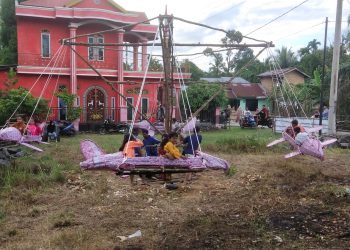 Momen Lebaran Idul Fitri, Anak Anak Desa Sungai Ulak Bergembira Naik Buaian Putar