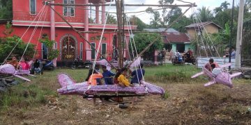 Momen Lebaran Idul Fitri, Anak Anak Desa Sungai Ulak Bergembira Naik Buaian Putar