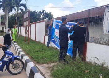 LCKI Batanghari Pasang Spanduk di SPBU Tentang Larangan Pembelian BBM Bersubsidi