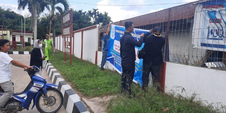 LCKI Batanghari Pasang Spanduk di SPBU Tentang Larangan Pembelian BBM Bersubsidi