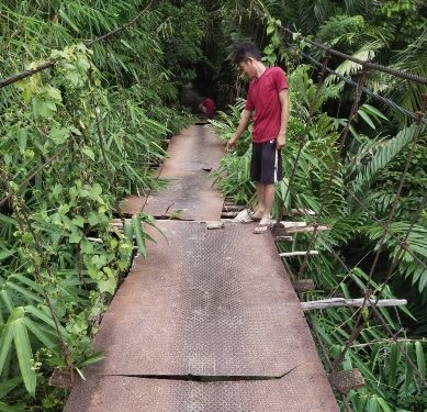 Lantai Jembatan Gantung Desa Sungai Ulak Berlubang, Warga Khawatirkan Keselamatan Jiwanya