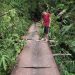 Lantai Jembatan Gantung Desa Sungai Ulak Berlubang, Warga Khawatirkan Keselamatan Jiwanya
