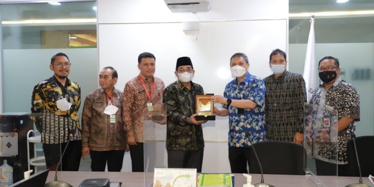 Bupati Tanjab Barat Sampaikan Usulan Program dan Kegiatan CSR di Kantor Skk Migas Pusat