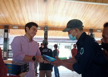 Bupati Fadhil Arief Berikan Bantuan kepada 144 Petugas Kebersihan Taman