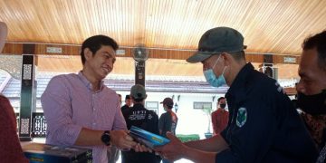 Bupati Fadhil Arief Berikan Bantuan kepada 144 Petugas Kebersihan Taman