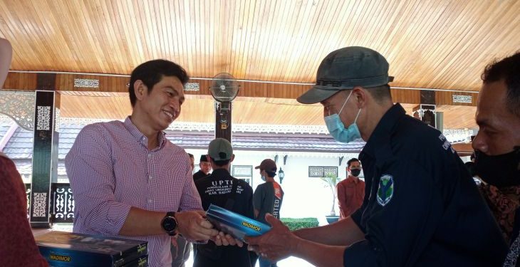 Bupati Fadhil Arief Berikan Bantuan kepada 144 Petugas Kebersihan Taman