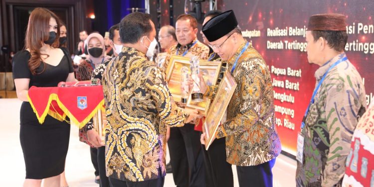Kemendagri Beri Penghargaan Pemda atas Realisasi APBD dan PAD Tertinggi TA 2021, Ini Nama-Namanya