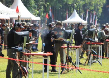 Semarakan HUT Bhayangkara Ke-76, Pati Polri dan Wartawan Lomba Menembak Piala Kapolri