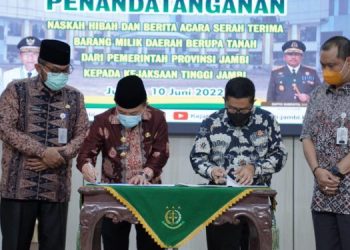 Gubernur Al Haris: Hibah Tanah Wujud Dukungan Pemprov Pada Kejaksaan